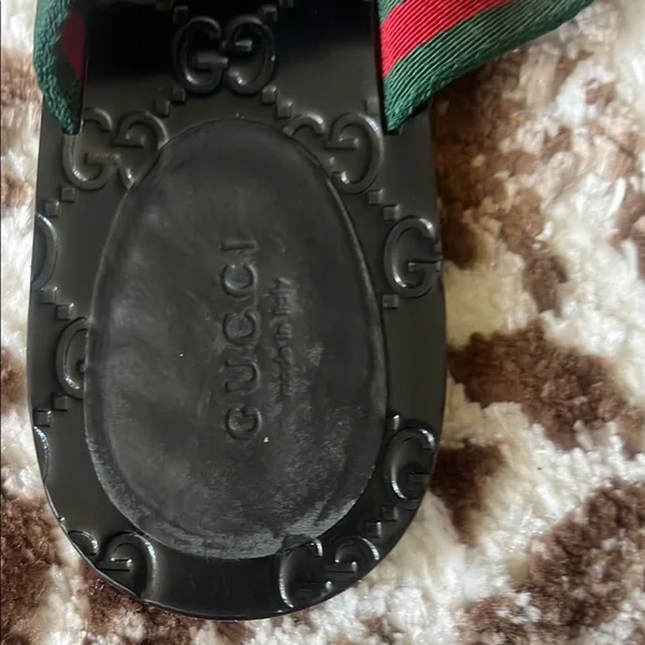 Women’s GG Gucci Black Flip Flops with Signature Straps - Picture 14 of 15